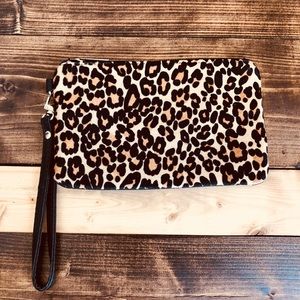 EXPRESS - Faux-Leopard Print Wristlet